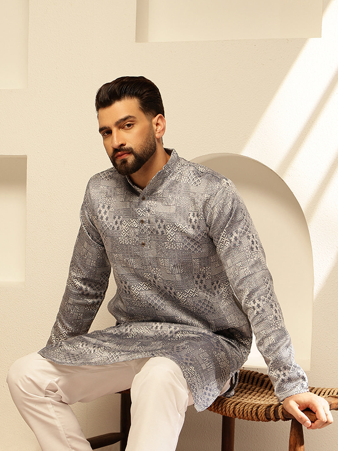 Sojanya Plus Set Pigiama Uomo In Misto Seta Jacquard, Kurta Blu E Oro Con Churidar Bianco Sporco, Colletto Mandarino, Taglie Comfort