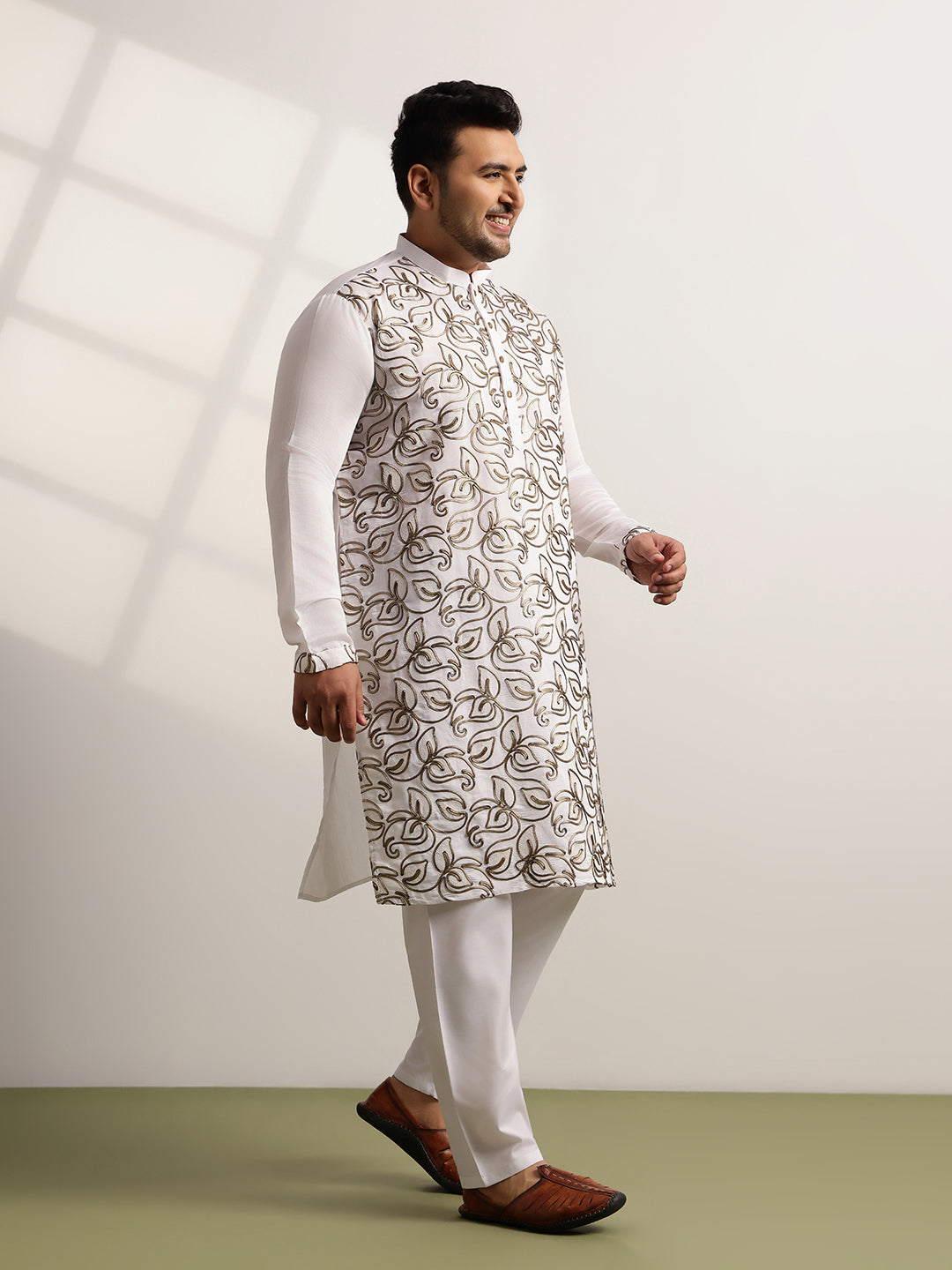 Men's Cotton White Long Kurta With Metallic Thread Embroidery